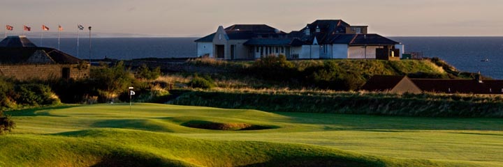 The 18th hole on Craighead Links at Crail Golfing Society and the Clubhouse