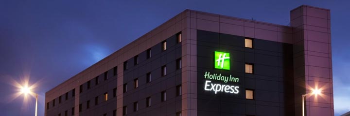 The exterior of the Holiday Inn Express Aberdeen Exibition Centre at night