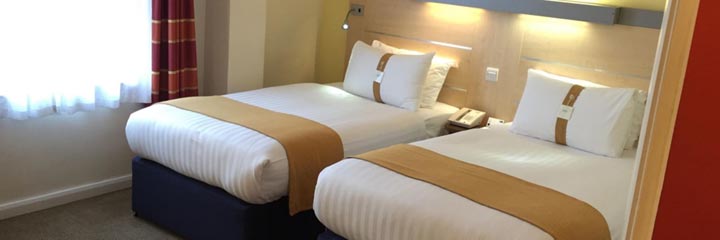 A twin bedroom at the Holiday Inn Express Edinburgh City Centre