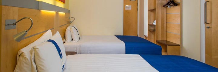 A twin bedroom at the Holiday Inn Express Edinburgh Royal Mile