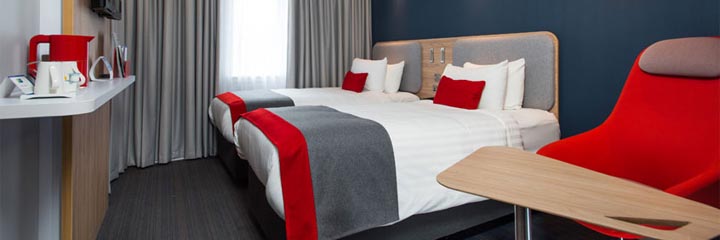 A twin bedroom at the Holiday Inn Express Edinburgh Waterfront