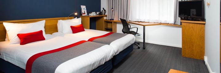 A twin bedroom at the Holiday Inn Express Stirling