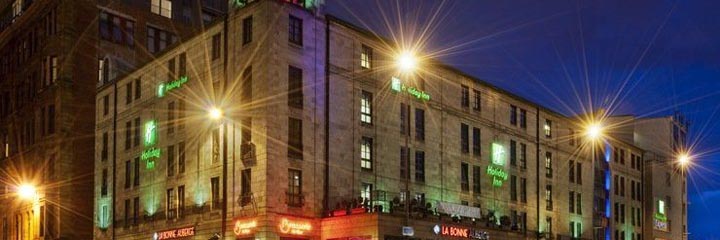 An exterior view of the Holiday Inn Glasgow City Centre Theatreland at night