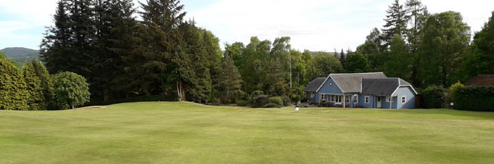 The 9th hole at Comrie Golf Club with the clubhouse in the background
